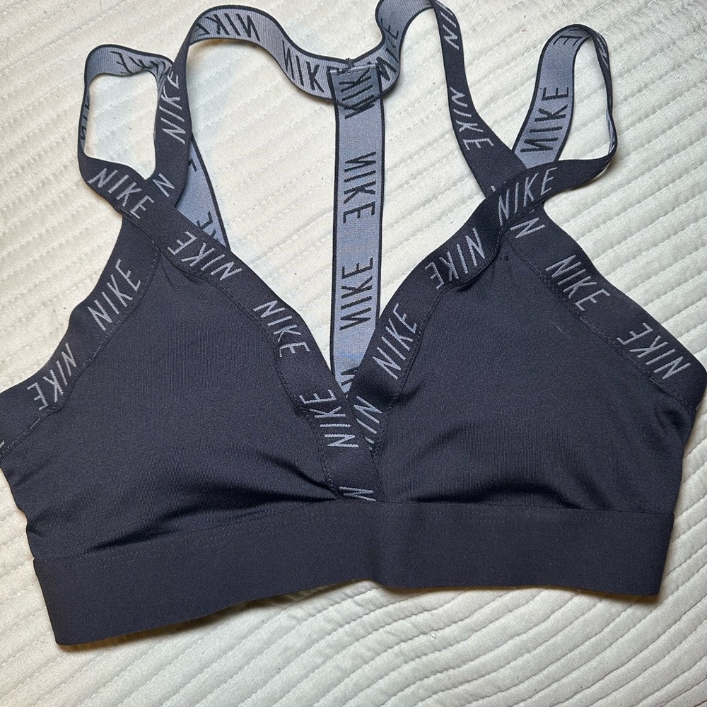 Nike Women's Black Sports Bra new w/o tags never worn.